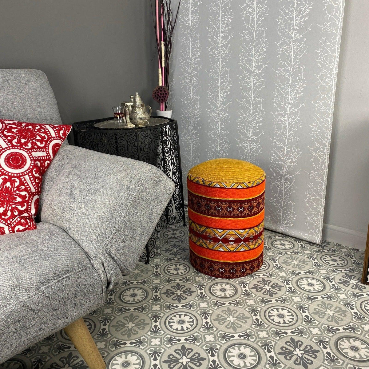 Taburete bereber de madera tapizado con motivos étnicos